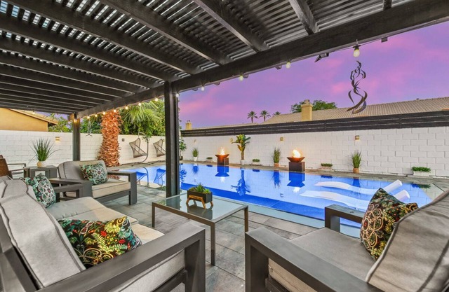 New Modern Desert Oasis Home w/Zero Edge Pool & Spa