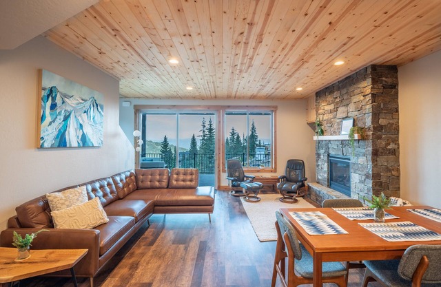 New, Modern Design, Hot Tub & VIEWS!