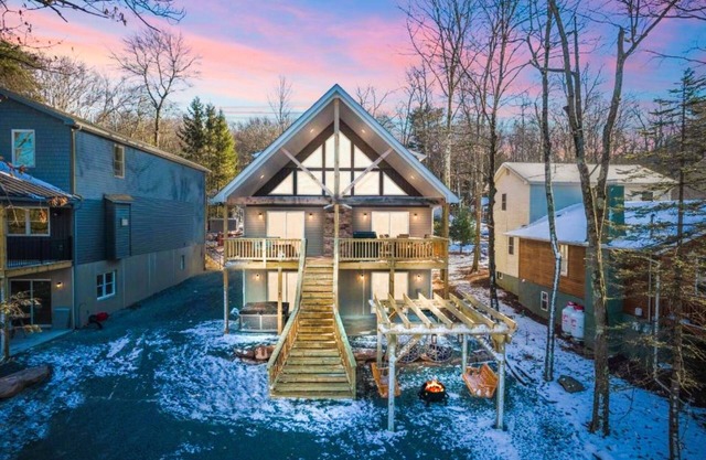 New Modern Luxe Lakeview Retreat: Lake Access, HotTub, Game Room, Firepits, Pets