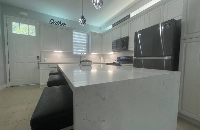 New Modern Relaxing TH, w/Pool & Close to Disney Parks