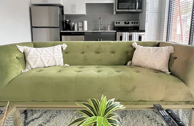 New! Modern Stylish Apartmnt on Beltline FREE Parking
