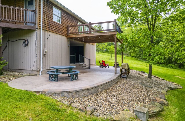 New! Outback Lodge. Large 3 story Cabin!