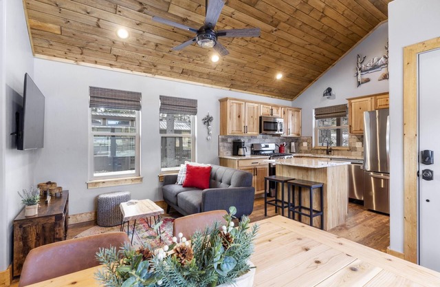 NEW! Outdoor Fireplace ✔️King Bed ✔️ Big Loft✔️Walk to town/shop ✔️ 🏔️