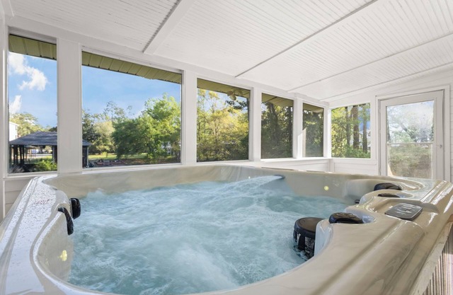 New! PacMan/Firepit/Pet Friendly- Hot Tub March 2025! Sleeps 9
