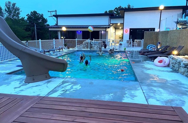 New Poolside Villa w/Game Room & Hot Tub! Steps to the Lake only 2 min. to SDC!