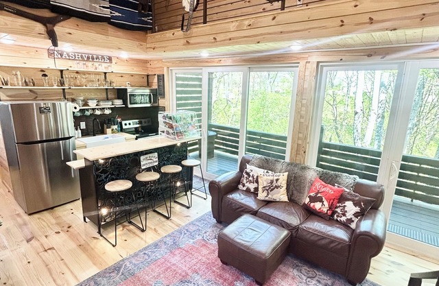 NEW PRIVATE Quiet Cabin~Mountain Forest View~3 KING BEDS~FIRE PIT, 1 ACRE~HIKING