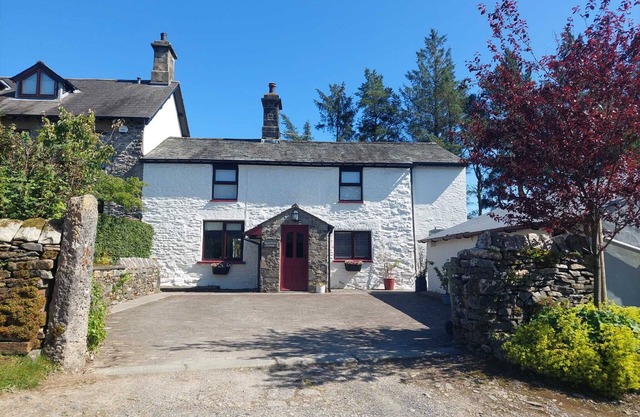 NEW, Quiet rural location, large enclosed garden,log burner, access to Kendal