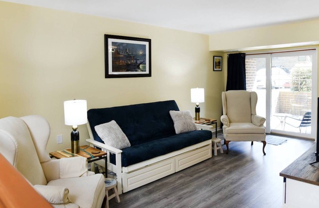 New rates! Sleep over in Annapolis condo with parking!