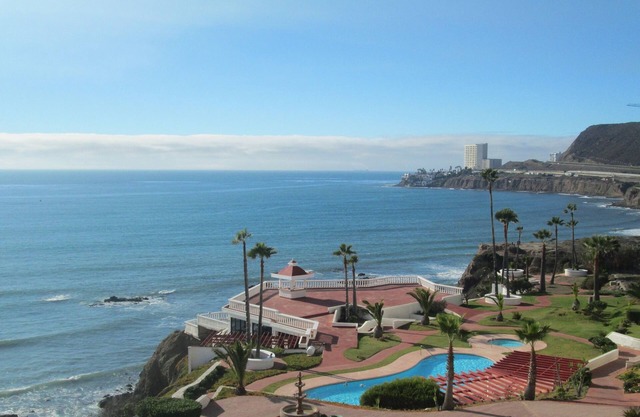 New remodel Oceanfront penthouse. 2 Ocean Front Patios, Secure Grounds