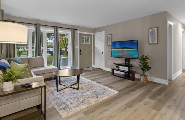 NEW Renovated Home Near Shopping and Military Base