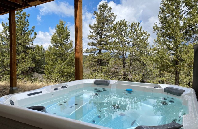 New Rental! Modern, Spacious 3Br/3Bath Home with Hot Tub and Epic Views -Singletree Overlook