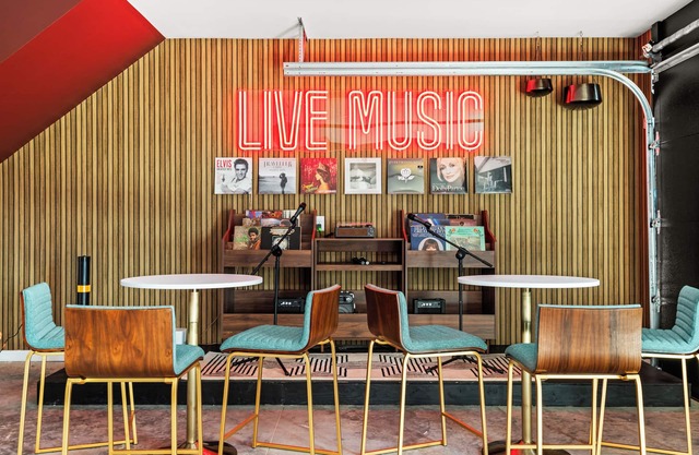 NEW + Rooftop + Hot Tub + Karaoke + Glam Stations + Min to Broadway