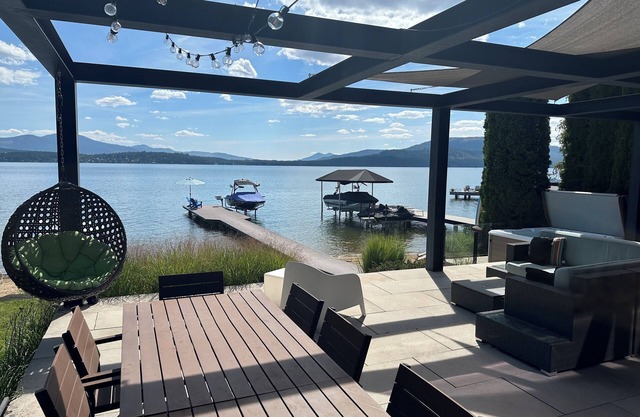 NEW Salt Water Hot Tub! 4 Season Lakefront Luxury