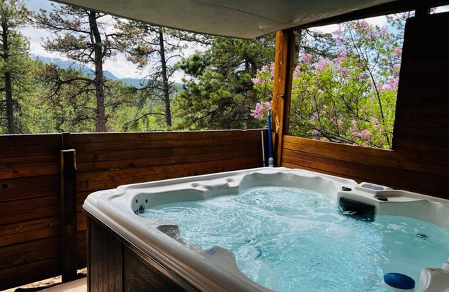NEW Sauna & Private Hot Tub Overlooking Pikes Peak