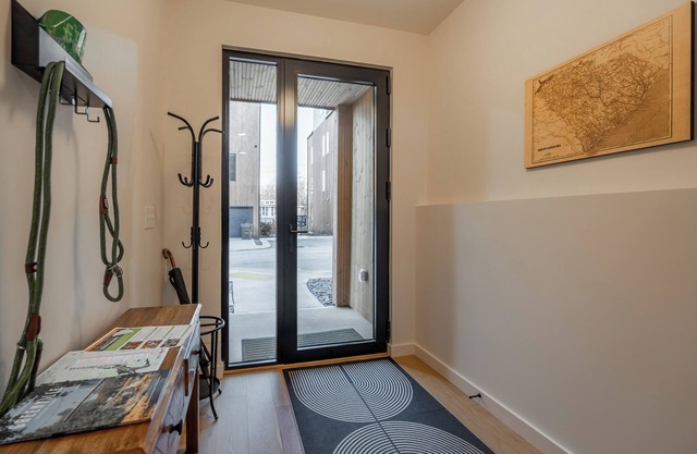 NEW Spacious 4-Story 4-bedroom Townhome Retreat in Greenville