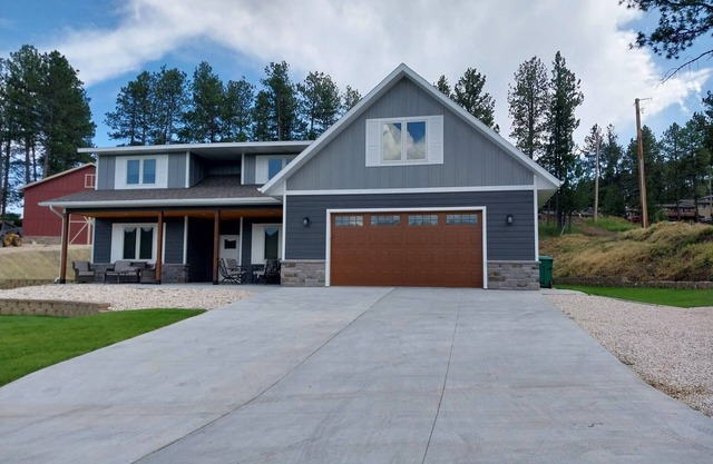 New spacious beautiful Home in enchanting Hill City!
