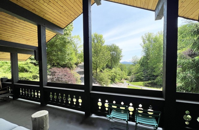 NEW! Spectacular Private Retreat - 4bed/4bath Chalet