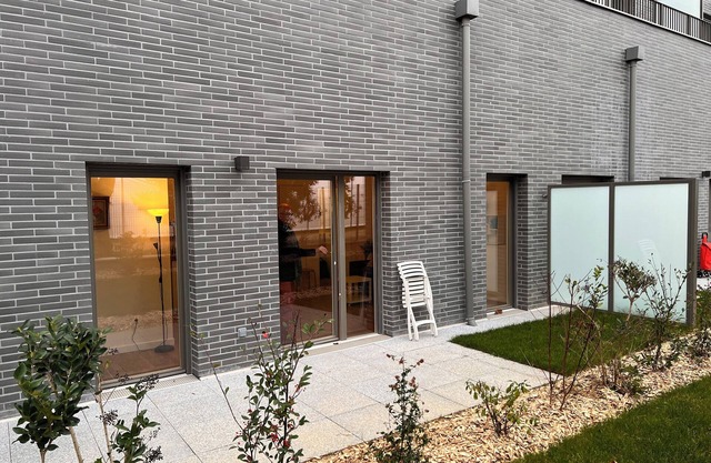 New studio 100m from the metro