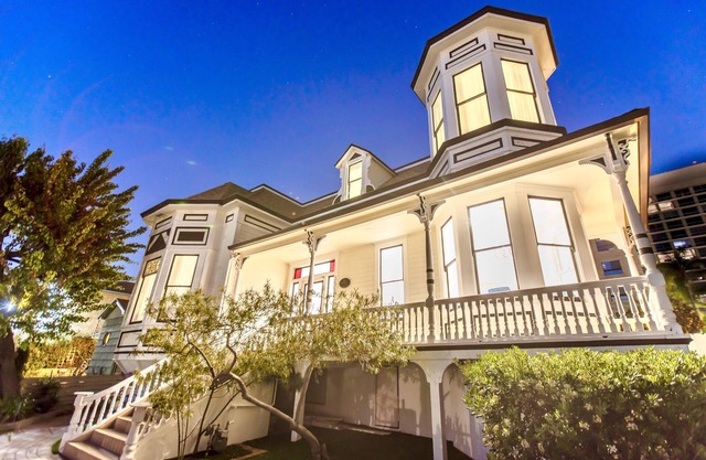 NEW STUNNING MANSION! Amazing Location, Yard and Amenities AC Parking Tub Games