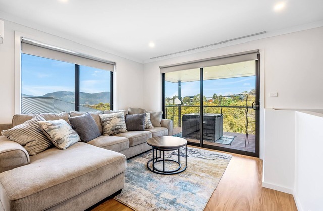 New Stylish Family Escape with Deck - 7 mins to MONA