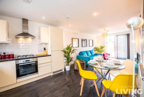 NEW Stylish Modern Townhouse FREE Private Parking