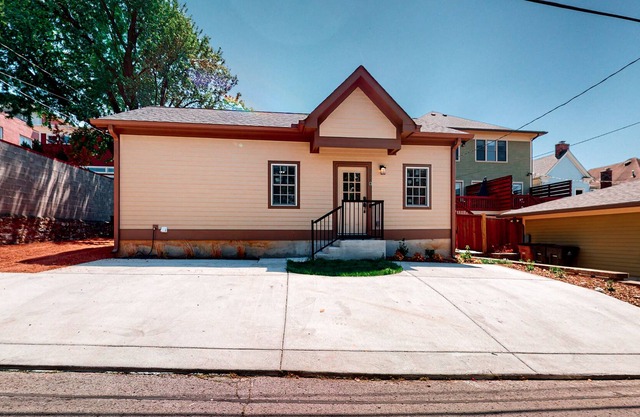 New, tiny home with full kitchen, washer/dryer - walking distance to attractions