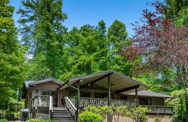 New to Rental Market! Introducing Lake Front Crest Cottage!