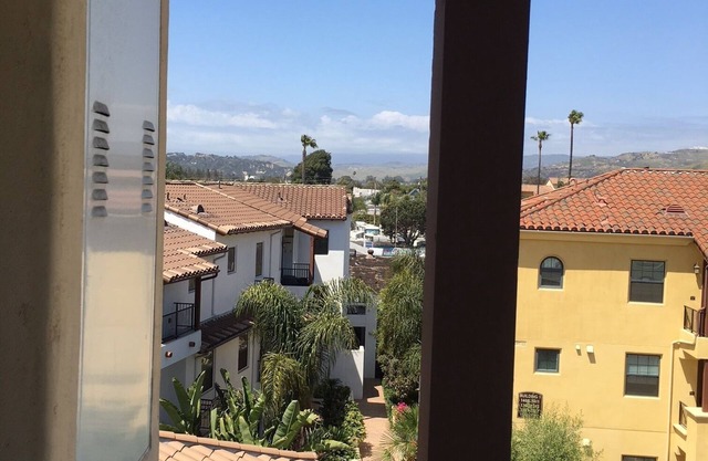 New Top Floor studio with great views- 2 blocks from downtown and walk to ocean