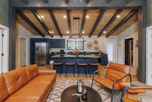 NEW Unique Stay w King Beds and Private Hot Tub