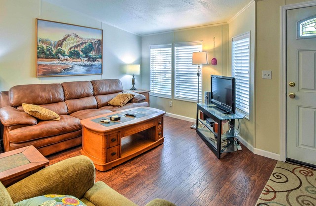 NEW! Updated Chiloquin Home w/ Dock on Agency Lake