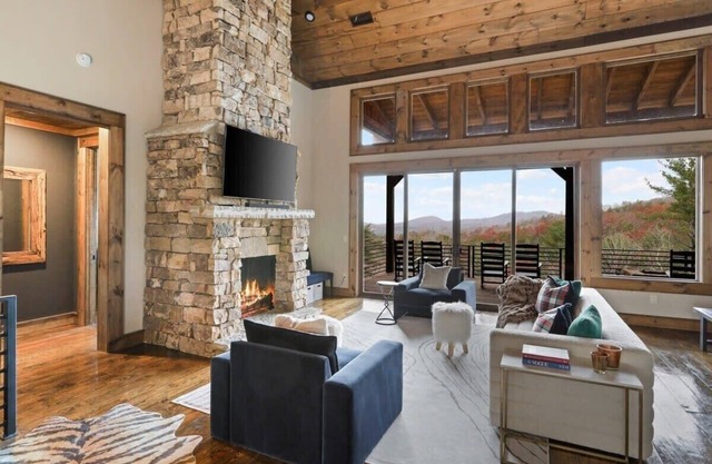 *NEW* $ Views | LUX | Hot tub | King Beds |