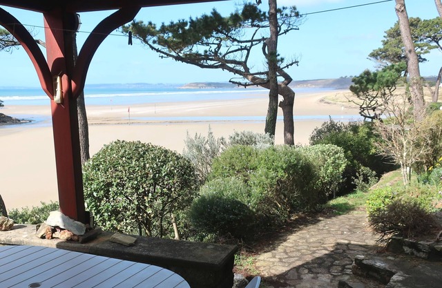 "New Villa les Pieds dans l'eau. Beautiful sea view