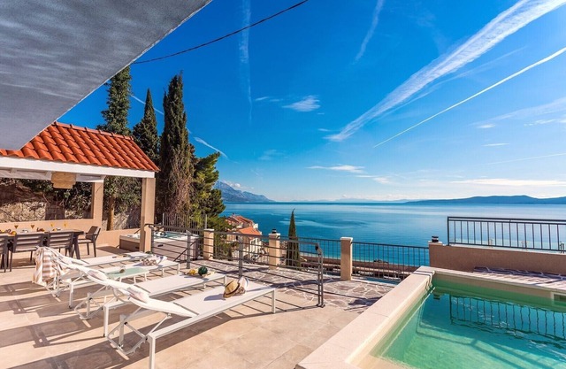 New! Villa Perla Blu with 4 bedrooms, heated pool, jacuzzi, 50m from beach
