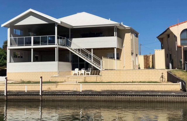 NEW Waterfront Holiday Home