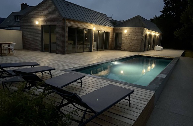 New wooden house, swimming pool, 5 minutes' walk from the beach.