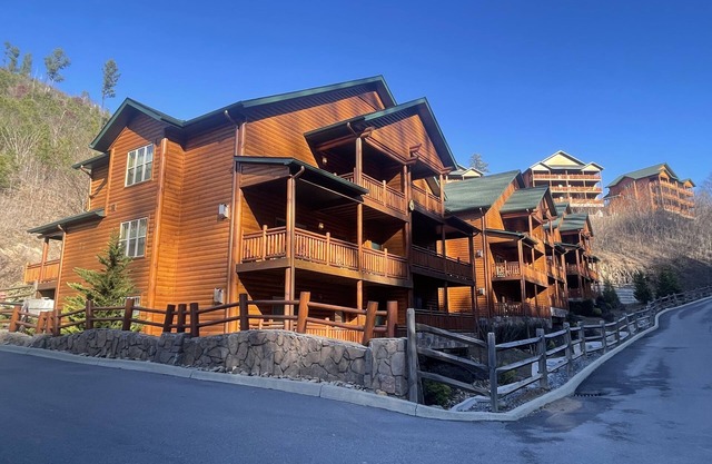 New Year in a spacious mountainside resort 3-story cabin!