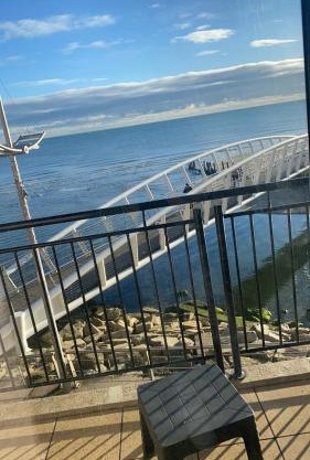 Newcastle Seafront Apartment with Wifi and Parking
