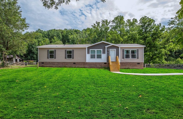 Newer 3-bedroom country farmhouse with bold creek & hot tub in Gaffney! Sleeps 5