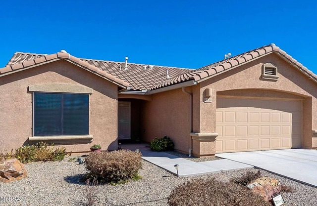 Newer home with 2 car garage less than 30 minutes from Tucson airport