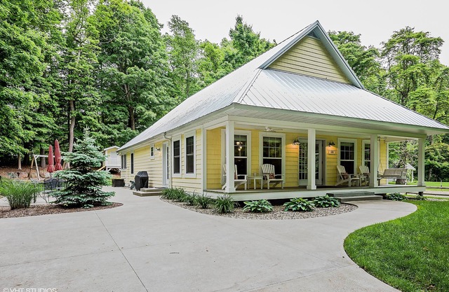NEWER SOUTH HAVEN BUNGALOW ON A QUIET CUL-DE-SAC STREET, NEAR THE BEACH