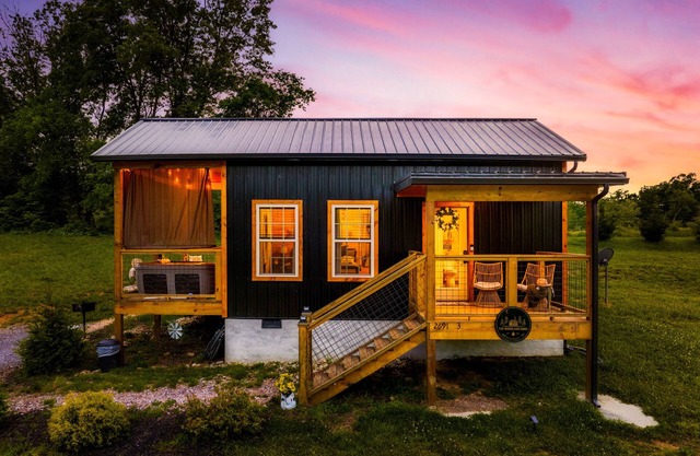 ☆NEWLY Build Cabin☆ Hot Tub ◇ Fire Pit ◇ Fireplace ◇ Dog-friendly