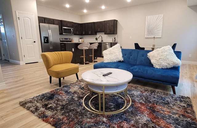 Newly Built Cozy Retreat close to shopping and restaurants