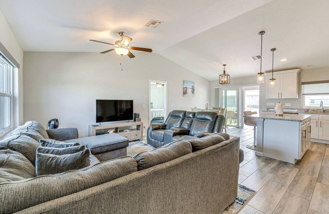Newly Built Home 8 Mi to Fisherman's Village