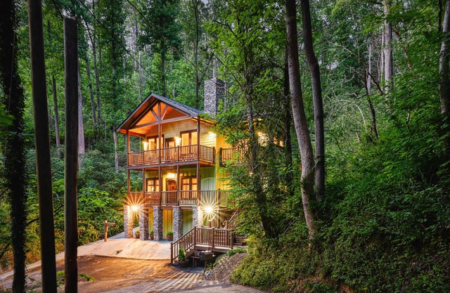 Newly-Built Luxury Chalet w/Hot Tub & Free Attraction Tickets- Walk to Downtown