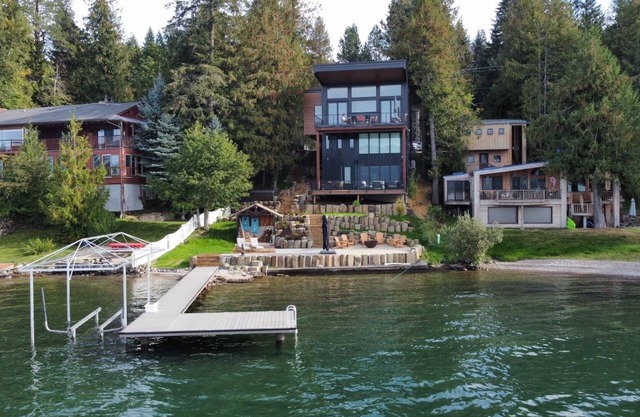 Newly built, spacious 6 bedroom 5 bathroom lake house in charming Sagle.
