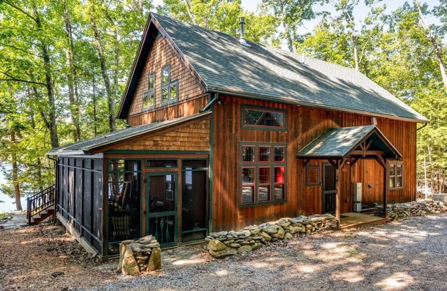 Newly constructed home sleeping 4 located on Fish Cove Lake Winnipesaukee