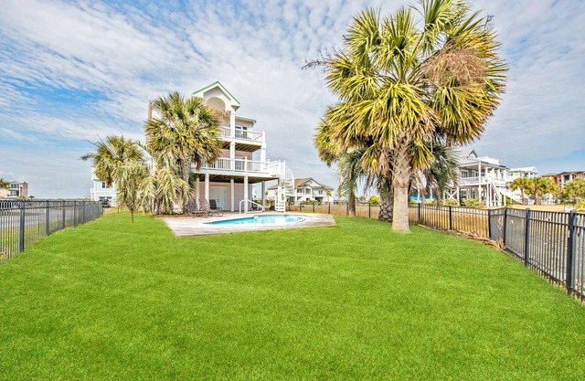Newly redecorated ocean views, 3 stop elevator, swimming pool deep water canal.