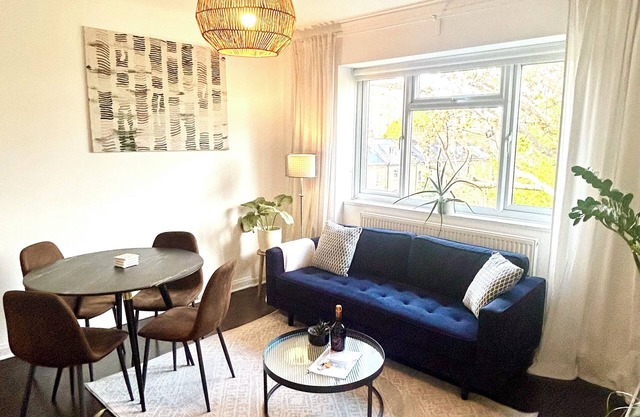 Newly Refurbished 2 BR Apartment in South London
