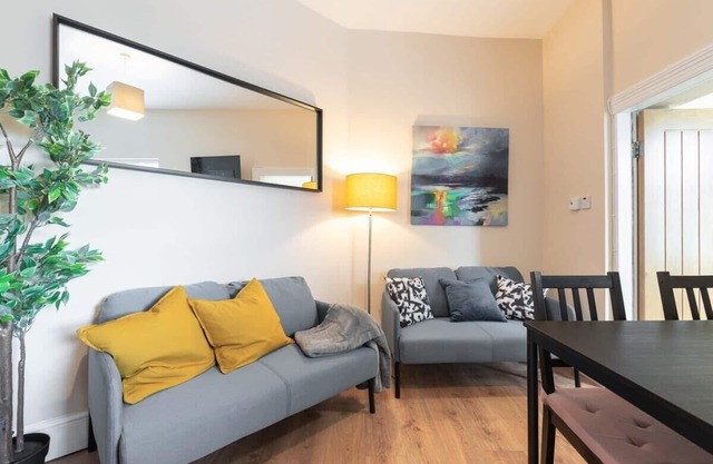 NEWLY REFURBISHED 2BED WITH GARDEN GREAT LOCATION