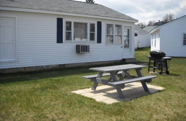 Newly Remodel Cottage, with View of Wells Beach 2 Minutes Away
